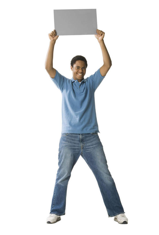西方人,一个人,站,举,笑,微笑,露齿笑,竖图,室内,白天,白色背景,正面,指示牌,欧洲,非洲,黑人,欧洲人,仅一个男性,仅一个人,握,服装,裤子,拿,拿着,注视,牛仔裤,休闲装,标识,标记,仅一个年轻男性,一个,衣服,蓝色,灰色,观察,看,托,站着,休闲,休闲服,握着,摄影,服饰,影棚,单个,观看,察看,关注,表记,标帜,男人,男性,年轻男性,非洲人,举起,举手,举着,向上举,向上伸,向上托,站立,彩图,全身,影棚拍摄,拍摄