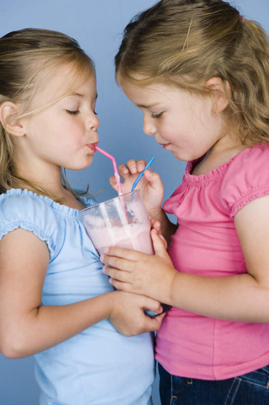 西方人,儿童,两个人,家庭,站,竖图,室内,白天,侧面,纯洁,杯子,欧洲,欧洲人,喝,握,蓝色背景,服装,塑料,食品,甜点,甜品,拿,拿着,注视,休闲装,玻璃制品,食物,饮料,一个,小孩,衣服,粉色,蓝色,水杯,塑料制品,吸管,甜食,低头,观察,看,站着,休闲,温暖,温馨,一家人,休闲服,冰淇淋,可爱,童年,童趣,握着,摄影,服饰,影棚,单个,观看,鲜奶,和睦,察看,空心,关注,奶昔,童真,烂漫,无邪,饮管,草莓奶昔,天真,女孩,女人,女性,白种人,玻璃杯,站立,半身,彩图,影棚拍摄,拍摄,融洽,女生,圆柱状