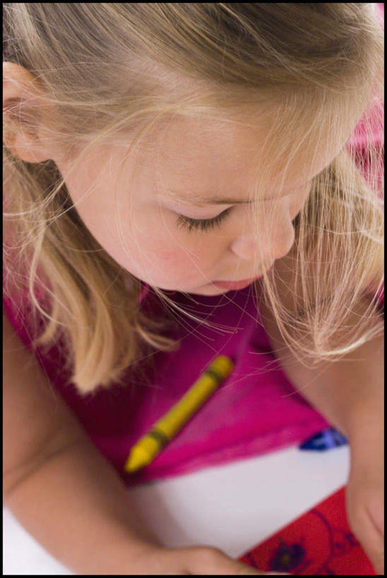 西方人,儿童,脸,头,脸颊,头发,一个人,竖图,俯视,室内,特写,白天,纯洁,欧洲,欧洲人,仅一个女性,仅一个人,笔,蜡笔,纸,办公用品,纸张,文具,小孩,黄色,学习用品,趴着,仅一个小孩,可爱,童年,童趣,文具用品,童真,烂漫,无邪,天真,女孩,女人,女性,白种人,孩子,头部,长发,卷发,脸部,脸蛋,面部,画纸,趴,半身,彩图,高角度拍摄,铅画纸,素描纸,女生