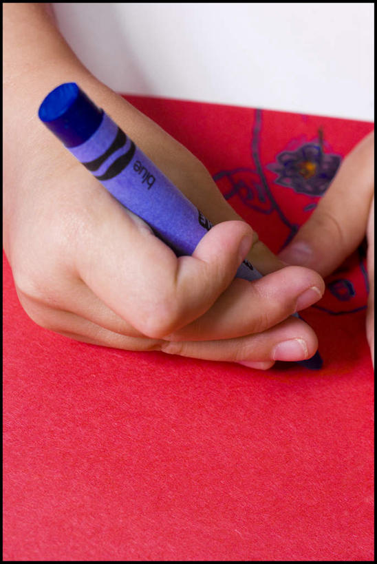 西方人,儿童,手,一个人,竖图,俯视,室内,特写,白天,纯洁,欧洲,欧洲人,双手,仅一个女性,仅一个人,握,笔,蜡笔,纸,办公用品,纸张,拿,拿着,文具,小孩,学习用品,仅一个小孩,手部,可爱,童年,童趣,握着,文具用品,童真,烂漫,无邪,天真,女孩,女人,女性,白种人,孩子,画纸,画画,半身,彩图,高角度拍摄,铅画纸,素描纸,女生