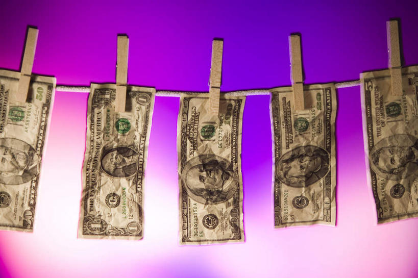 无人,横图,室内,特写,白天,正面,钱,美元,静物,五个,一排,许多,吊挂,悬挂,紫色背景,整齐,木制,钱币,美金,挂,破坏,破损,排列,夹子,木制品,绳子,钞票,金融,纸币,摄影,影棚,经济,绳索,损坏,队列,美圆,流通,纸钞,贸易,衣夹,货币,现金,彩图,影棚拍摄,拍摄