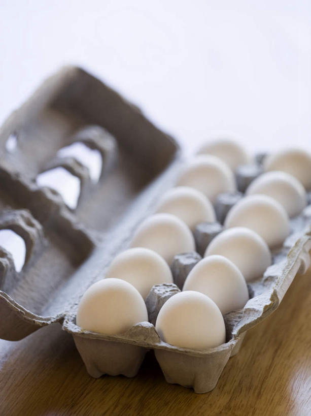 无人,竖图,俯视,室内,特写,白天,白色背景,桌面,桌子,一排,阴影,环保,整齐,并列,并排,反射,木制,蛋格,影子,蛋,鸡蛋,排列,一个,白色,木制品,摄影,影棚,能源,单个,回收,资源,队列,平行,利用,低碳,循环,蛋托,蛋盒,卵,持续,彩图,高角度拍摄,影棚拍摄,拍摄