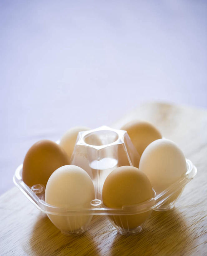 无人,竖图,俯视,室内,特写,白天,白色背景,桌面,桌子,一排,阴影,环保,整齐,并列,并排,反射,木制,蛋格,影子,塑料,蛋,鸡蛋,排列,一个,黄色,木制品,塑料制品,摄影,影棚,能源,单个,回收,资源,队列,平行,利用,低碳,循环,蛋托,蛋盒,卵,持续,彩图,高角度拍摄,影棚拍摄,拍摄