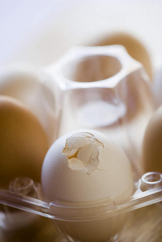 无人,竖图,俯视,室内,特写,白天,白色背景,桌面,桌子,一排,阴影,环保,朦胧,模糊,整齐,并列,并排,反射,木制,蛋格,影子,塑料,蛋,鸡蛋,排列,一个,黄色,木制品,塑料制品,摄影,影棚,能源,单个,回收,资源,队列,平行,利用,低碳,循环,蛋托,蛋盒,卵,持续,彩图,高角度拍摄,影棚拍摄,拍摄