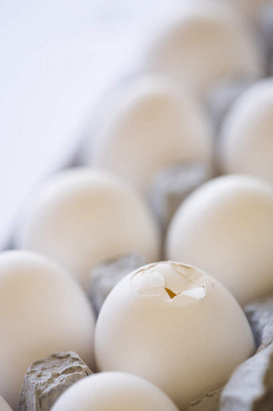 无人,竖图,俯视,室内,特写,白天,白色背景,桌面,桌子,一排,阴影,环保,朦胧,模糊,整齐,并列,并排,反射,木制,蛋格,影子,蛋,鸡蛋,排列,一个,白色,木制品,摄影,影棚,能源,单个,回收,资源,队列,平行,利用,低碳,循环,蛋托,蛋盒,卵,持续,彩图,高角度拍摄,影棚拍摄,拍摄