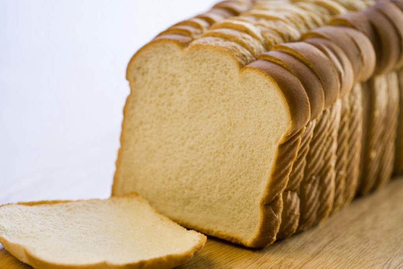 点心,面包,无人,横图,俯视,室内,特写,白天,白色背景,桌面,桌子,一排,许多,切开,阴影,整齐,反射,木制,影子,食品,面点,很多,食物,糕点,排列,木制品,切,摄影,影棚,队列,剖面,切面,彩图,高角度拍摄,影棚拍摄,拍摄