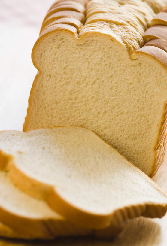 点心,面包,无人,竖图,俯视,室内,特写,白天,白色背景,桌面,桌子,一排,许多,切开,阴影,整齐,反射,木制,影子,食品,面点,很多,食物,糕点,排列,木制品,切,摄影,影棚,队列,剖面,切面,彩图,高角度拍摄,影棚拍摄,拍摄