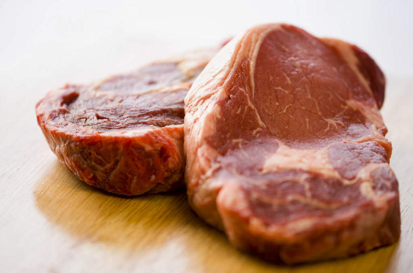 无人,横图,俯视,室内,特写,白天,白色背景,烹饪,西餐,桌面,桌子,两块,阴影,反射,纹路,木制,纹理,影子,肉,牛排,牛肉,料理,食品,菜肴,美食,肉类,食物,红色,木制品,西式,摄影,佳肴,影棚,肉食,肌理,彩图,高角度拍摄,影棚拍摄,拍摄