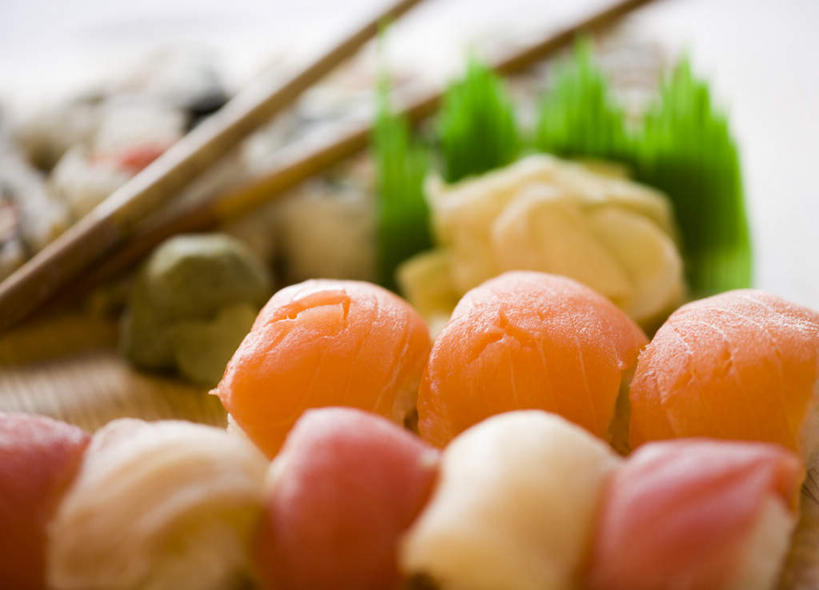 米饭,寿司,无人,横图,俯视,室内,特写,白天,白色背景,烹饪,筷子,桌面,桌子,餐具,叶子,一排,一双,阴影,朦胧,模糊,整齐,并列,并排,反射,木制,影子,日本料理,料理,食品,绿叶,饭,文化,传统,菜肴,美食,食物,排列,木制品,日式料理,日式,嫩叶,摄影,佳肴,影棚,礼节,五谷,队列,醋饭,礼仪,平行,四喜饭,叶,叶片,进餐用具,彩图,高角度拍摄,影棚拍摄,拍摄