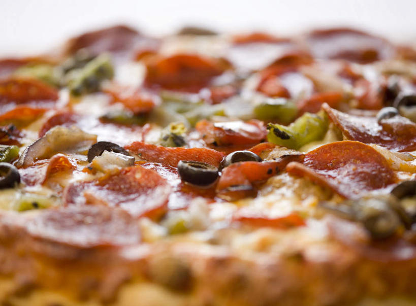 奶酪,无人,横图,俯视,室内,特写,白天,白色背景,烹饪,西餐,桌面,桌子,橄榄,辣椒,蔬菜,阴影,朦胧,模糊,新鲜,反射,木制,影子,肉,香肠,干酪,起司,料理,食品,披萨,匹萨,腊肠,芝士,营养,猪肉,菜肴,美食,肉类,食物,一个,木制品,快餐,乳酪,西式,摄影,佳肴,有机食品,绿色食品,影棚,单个,黑橄榄,乳制品,比萨,发酵,肉食,彩椒,西式快餐,垃圾食品,乌橄榄,乌榄,辣角,红海椒,大椒,辣虎,广椒,意大利薄饼,豚肉,油橄榄,青果,白榄,甜椒,柿子椒,辣子,海椒,番椒,灯笼椒,彩图,高角度拍摄,影棚拍摄,拍摄