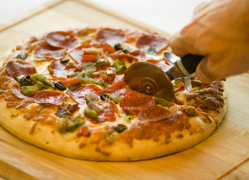 奶酪,西方人,手,一个人,横图,俯视,室内,特写,白天,烹饪,西餐,桌面,桌子,橄榄,辣椒,蔬菜,欧洲,欧洲人,仅一个男性,仅一个人,切开,握,阴影,新鲜,反射,木制,影子,肉,香肠,干酪,起司,料理,食品,披萨,匹萨,案板,刀具,腊肠,芝士,营养,拿,拿着,猪肉,菜肴,美食,肉类,砧板,食物,仅一个年轻男性,一个,木制品,刀,快餐,切,手部,乳酪,西式,握着,佳肴,有机食品,绿色食品,单个,单手,黑橄榄,乳制品,比萨,发酵,剖面,肉食,彩椒,西式快餐,垃圾食品,乌橄榄,切面,乌榄,辣角,红海椒,大椒,辣虎,广椒,意大利薄饼,豚肉,油橄榄,披萨刀,比萨刀,比萨轮刀,轮刀,匹萨刀,匹萨轮刀,男人,男性,年轻男性,白种人,青果,白榄,甜椒,柿子椒,辣子,海椒,番椒,灯笼椒,半身,彩图,高角度拍摄,披萨轮刀