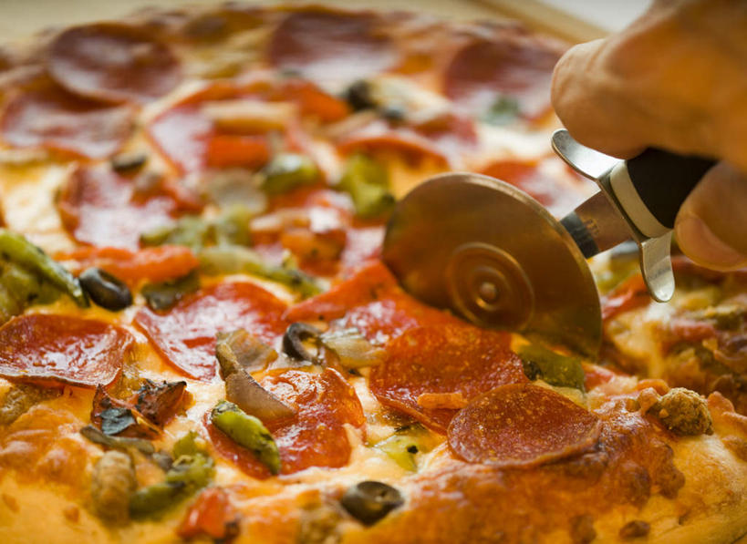 奶酪,西方人,手,一个人,横图,俯视,室内,特写,白天,烹饪,西餐,橄榄,辣椒,蔬菜,欧洲,欧洲人,仅一个男性,仅一个人,切开,握,朦胧,模糊,新鲜,肉,香肠,干酪,起司,料理,食品,披萨,匹萨,刀具,腊肠,芝士,营养,拿,拿着,猪肉,菜肴,美食,肉类,食物,仅一个年轻男性,一个,刀,快餐,切,手部,乳酪,西式,握着,佳肴,有机食品,绿色食品,单个,单手,黑橄榄,乳制品,比萨,发酵,剖面,肉食,彩椒,西式快餐,垃圾食品,乌橄榄,切面,乌榄,辣角,红海椒,大椒,辣虎,广椒,意大利薄饼,豚肉,油橄榄,披萨刀,比萨刀,比萨轮刀,轮刀,匹萨刀,匹萨轮刀,男人,男性,年轻男性,白种人,青果,白榄,甜椒,柿子椒,辣子,海椒,番椒,灯笼椒,半身,彩图,高角度拍摄,披萨轮刀