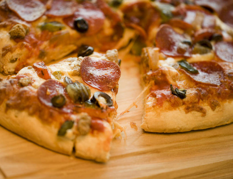 奶酪,无人,横图,俯视,室内,特写,白天,烹饪,西餐,桌面,桌子,橄榄,辣椒,蔬菜,阴影,新鲜,反射,木制,影子,肉,香肠,干酪,起司,料理,食品,披萨,匹萨,案板,腊肠,芝士,营养,猪肉,菜肴,美食,肉类,砧板,食物,一个,木制品,快餐,乳酪,西式,摄影,佳肴,有机食品,绿色食品,影棚,单个,黑橄榄,乳制品,比萨,发酵,肉食,彩椒,西式快餐,垃圾食品,乌橄榄,乌榄,辣角,红海椒,大椒,辣虎,广椒,意大利薄饼,豚肉,油橄榄,青果,白榄,甜椒,柿子椒,辣子,海椒,番椒,灯笼椒,彩图,高角度拍摄,影棚拍摄,拍摄