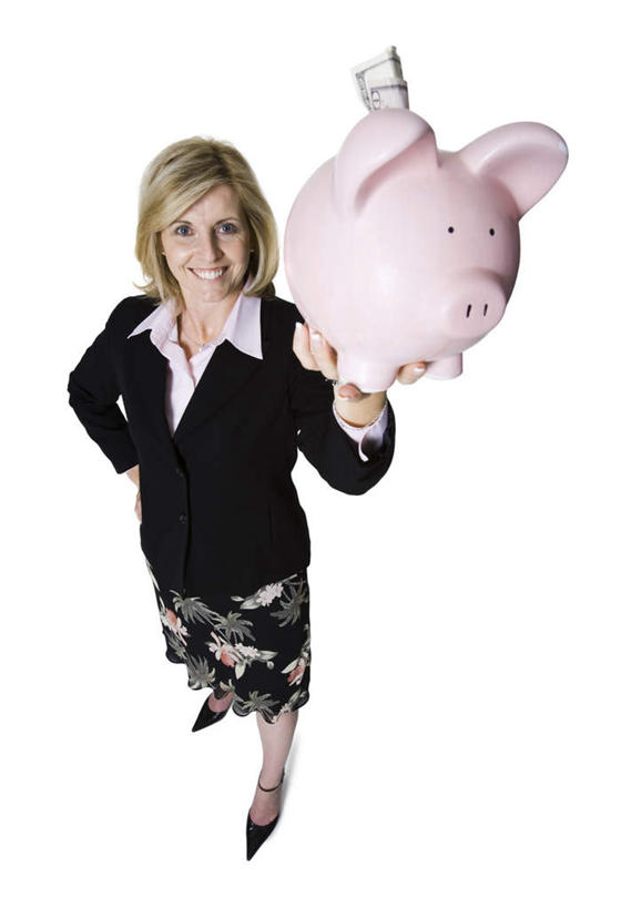 西方人,一个人,商务人士,商务女性,站,举,笑,微笑,露齿笑,竖图,俯视,室内,白天,白色背景,高跟鞋,时尚,钱,鞋子,欧洲,欧洲人,仅一个女性,仅一个人,握,套装,钱币,拿,拿着,注视,一个,容器,观察,看,托,站着,仅一个中年女性,储蓄罐,器皿,储蓄,存钱,握着,钞票,金融,理财,纸币,摄影,影棚,经济,单个,观看,察看,资金,存钱罐,关注,时髦,商务装,存款,流通,纸钞,贸易,工薪阶层,贮钱罐,储钱罐,扑满,时兴,货币,现金,女人,女性,中年女性,白种人,白领,上班族,举起,举手,举着,向上举,向上伸,向上托,站立,彩图,高角度拍摄,全身,影棚拍摄,拍摄