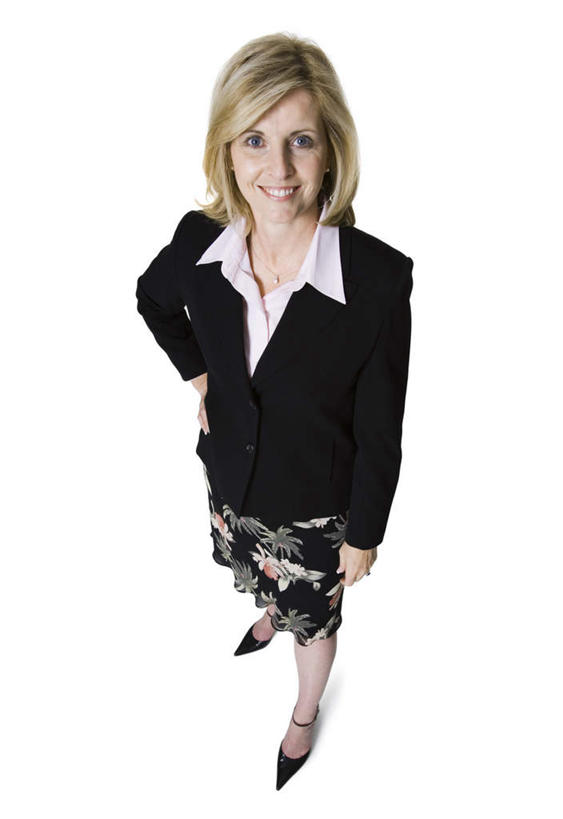 西方人,一个人,商务人士,商务女性,站,笑,微笑,露齿笑,竖图,俯视,室内,白天,白色背景,高跟鞋,时尚,鞋子,欧洲,欧洲人,仅一个女性,仅一个人,握,套装,拿,拿着,注视,手叉腰,叉腰,观察,看,站着,仅一个中年女性,握着,摄影,影棚,观看,察看,关注,时髦,商务装,工薪阶层,时兴,女人,女性,中年女性,白种人,白领,上班族,站立,彩图,高角度拍摄,全身,影棚拍摄,拍摄