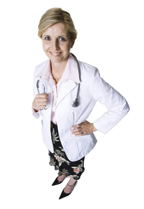 西方人,一个人,医生,站,笑,微笑,露齿笑,竖图,俯视,室内,白天,白色背景,高跟鞋,工作服,制服,时尚,鞋子,欧洲,欧洲人,仅一个女性,仅一个人,注视,手叉腰,白色,听诊器,叉腰,观察,看,站着,仅一个中年女性,医护人员,医疗人员,摄影,影棚,观看,察看,医疗设备,白大褂,关注,时髦,医疗器械,医疗工具,工作制服,时兴,检测工具,女人,女性,中年女性,白种人,大夫,抬头,仰头,站立,彩图,高角度拍摄,全身,影棚拍摄,工作套服,拍摄