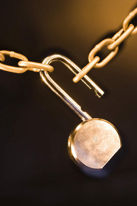 无人,竖图,室内,特写,白天,正面,安全,静物,金属制品,吊挂,悬挂,阴影,反射,金属,影子,防护,挂,锁,一个,打开,摄影,影棚,单个,保护,链条,挂锁,开启,保险,私密,保全,周全,安稳,安定,防盗,平安,彩图,影棚拍摄,拍摄