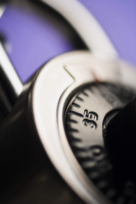 无人,竖图,室内,特写,白天,正面,安全,静物,金属制品,阴影,紫色背景,反射,金属,标志,数字,文字,影子,字符,防护,标识,锁,一个,摄影,阿拉伯数字,影棚,单个,保护,挂锁,保险,私密,保全,周全,安稳,安定,防盗,平安,彩图,影棚拍摄,拍摄