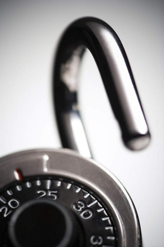 无人,竖图,室内,特写,白天,白色背景,正面,安全,静物,金属制品,阴影,反射,金属,标志,数字,文字,影子,字符,防护,标识,锁,一个,打开,摄影,阿拉伯数字,影棚,单个,保护,挂锁,开启,保险,私密,保全,周全,安稳,安定,防盗,平安,彩图,影棚拍摄,拍摄