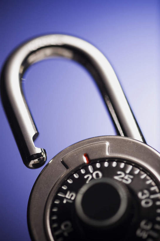 无人,竖图,室内,特写,白天,正面,安全,静物,金属制品,阴影,紫色背景,反射,金属,标志,数字,文字,影子,字符,防护,标识,锁,一个,打开,摄影,阿拉伯数字,影棚,单个,保护,挂锁,开启,保险,私密,保全,周全,安稳,安定,防盗,平安,彩图,影棚拍摄,拍摄