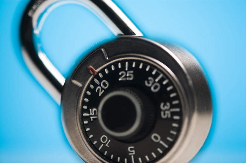 无人,横图,室内,特写,白天,正面,安全,静物,金属制品,阴影,蓝色背景,反射,金属,标志,数字,文字,影子,字符,防护,标识,锁,一个,摄影,阿拉伯数字,影棚,单个,保护,挂锁,保险,私密,保全,周全,安稳,安定,防盗,平安,彩图,影棚拍摄,拍摄