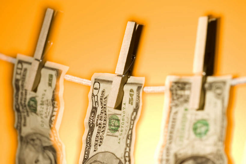 无人,横图,室内,特写,白天,正面,钱,美元,静物,一排,吊挂,悬挂,橙色背景,阴影,整齐,反射,木制,钱币,影子,美金,挂,破坏,破损,排列,三个,夹子,木制品,绳子,钞票,金融,纸币,摄影,影棚,经济,绳索,损坏,队列,美圆,流通,纸钞,贸易,衣夹,货币,现金,彩图,影棚拍摄,拍摄