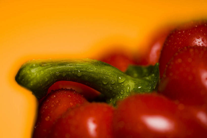 无人,横图,室内,特写,白天,正面,辣椒,蔬菜,橙色背景,朦胧,模糊,新鲜,食品,食物,一个,红色,摄影,有机食品,绿色食品,影棚,单个,彩椒,辣角,红海椒,大椒,辣虎,广椒,甜椒,柿子椒,辣子,海椒,番椒,灯笼椒,彩图,影棚拍摄,拍摄