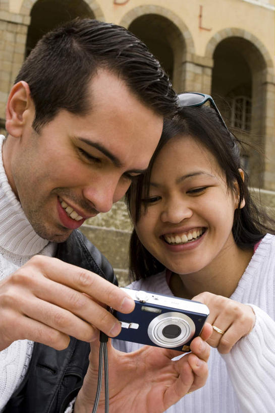 东方人,西方人,脸,头,脸颊,手,两个人,家,站,笑,微笑,露齿笑,竖图,室外,特写,白天,正面,爱情,相机,欧洲,欧洲人,亚洲,双手,一排,握,服装,朦胧,模糊,整齐,房屋,墙,屋子,拱门,浪漫,拿,拿着,注视,休闲装,黄种人,楼房,肩膀,墙壁,墙面,住宅,排列,拍照,衣服,数码相机,观察,看,站着,休闲,温暖,温馨,手部,休闲服,恩爱,握着,恋人,摄影,服饰,观看,和睦,察看,队列,关注,男人,男性,年轻男性,年轻女性,女人,女性,白种人,亚洲人,头部,脸部,脸蛋,面部,情侣,照相机,站立,半身,彩图,照相,房子,伴侣,融洽