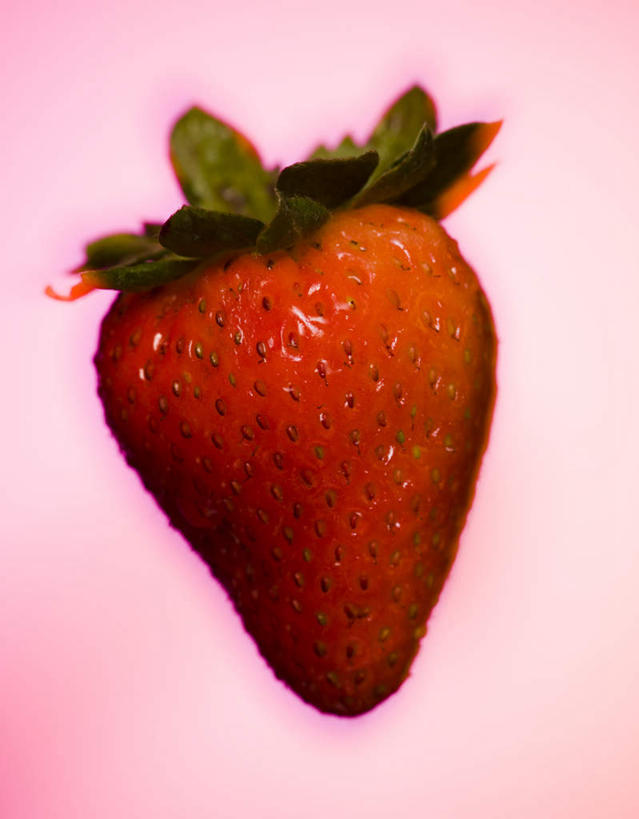 无人,竖图,室内,特写,白天,正面,草莓,浆果,水果,粉色背景,新鲜,生食,食品,果实,食物,一个,红色,摄影,有机食品,绿色食品,影棚,单个,洋莓,水果皇后,红莓,地莓,彩图,影棚拍摄,拍摄