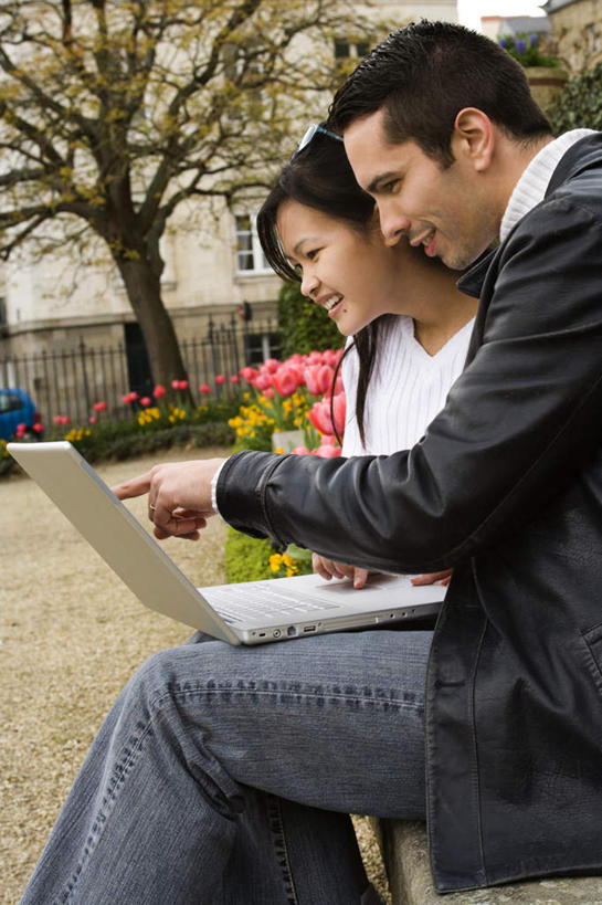 东方人,西方人,两个人,家,坐,笑,微笑,露齿笑,竖图,室外,白天,侧面,爱情,电脑,笔记本电脑,花海,花圃,植物,叶子,欧洲,欧洲人,亚洲,握,指,服装,盛开,网络,房屋,屋子,浪漫,拿,花蕾,拿着,注视,指点,休闲装,黄种人,通讯设备,楼房,住宅,花,花瓣,花朵,花卉,鲜花,树,树木,衣服,绿色,自然,花丛,花束,花田,花苞,花蕊,观察,看,休闲,温暖,温馨,休闲服,恩爱,握着,恋人,服饰,生长,成长,观看,和睦,察看,无线,指向,关注,通信设备,无线网络,无线上网,便携式电脑,手提电脑,男人,男性,年轻男性,年轻女性,女人,女性,白种人,亚洲人,情侣,坐着,半身,彩图,房子,伴侣,融洽