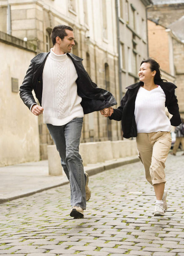 东方人,西方人,两个人,家,跑,握手,笑,微笑,露齿笑,竖图,室外,白天,正面,爱情,锻炼,运动,道路,路,欧洲,欧洲人,亚洲,服装,房屋,屋子,小路,交通,浪漫,扭头,注视,休闲装,黄种人,楼房,相视,住宅,衣服,观察,看,转头,休闲,温暖,温馨,面对面,休闲服,恩爱,恋人,服饰,观看,对视,和睦,察看,互视,关注,相对,相看,体育,男人,男性,年轻男性,年轻女性,女人,女性,白种人,亚洲人,情侣,搀手,拉手,跑步,手搀手,手拉手,手牵手,手握手,彩图,全身,健身,房子,伴侣,融洽