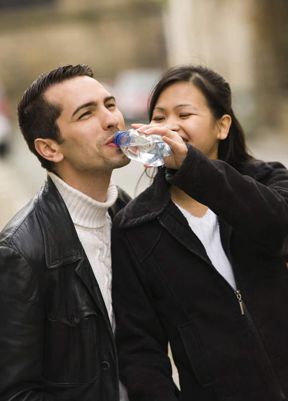 东方人,西方人,两个人,站,笑,微笑,露齿笑,竖图,室外,白天,正面,爱情,水,欧洲,欧洲人,亚洲,喝,握,服装,朦胧,模糊,液体,浪漫,拿,拿着,注视,休闲装,黄种人,饮用水,一个,衣服,瓶子,塑料制品,矿泉水,观察,看,站着,休闲,温暖,温馨,休闲服,塑料瓶,恩爱,握着,恋人,服饰,单个,观看,和睦,察看,关注,蒸馏水,男人,男性,年轻男性,年轻女性,女人,女性,白种人,亚洲人,情侣,站立,半身,彩图,伴侣,融洽