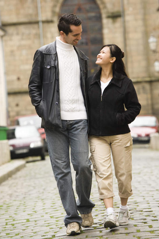 东方人,西方人,两个人,家,走,笑,微笑,露齿笑,竖图,室外,白天,正面,爱情,道路,路,公路,汽车,欧洲,欧洲人,亚洲,服装,房屋,屋子,交通,浪漫,注视,休闲装,黄种人,楼房,相视,住宅,车,衣服,交通工具,轿车,观察,看,休闲,温暖,温馨,面对面,休闲服,恩爱,恋人,服饰,观看,对视,和睦,察看,互视,双手插袋,关注,载具,相对,手插袋,相看,双手抄兜,双手放兜,男人,男性,年轻男性,年轻女性,女人,女性,白种人,亚洲人,情侣,马路,步行,插兜,两手抄兜,两手放兜,散步,手插兜,手放口袋,抬头,仰头,走路,彩图,全身,房子,伴侣,融洽,手抄兜