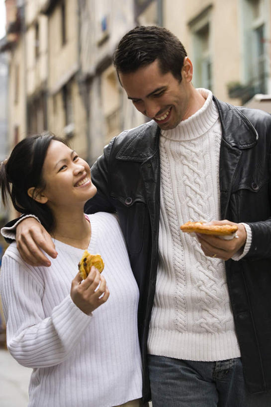 点心,面包,东方人,西方人,两个人,家,站,抱,笑,微笑,露齿笑,竖图,室外,白天,正面,爱情,烹饪,西餐,欧洲,欧洲人,亚洲,服装,房屋,屋子,三明治,料理,食品,面点,浪漫,注视,休闲装,黄种人,菜肴,美食,楼房,住宅,食物,糕点,衣服,快餐,观察,看,站着,休闲,温暖,温馨,休闲服,恩爱,西式,恋人,服饰,佳肴,抱着,观看,和睦,察看,搂着,关注,西式快餐,三文治,男人,男性,年轻男性,年轻女性,女人,女性,白种人,亚洲人,情侣,怀抱,搂,搂抱,抬头,相抱,仰头,拥抱,站立,半身,彩图,房子,伴侣,融洽