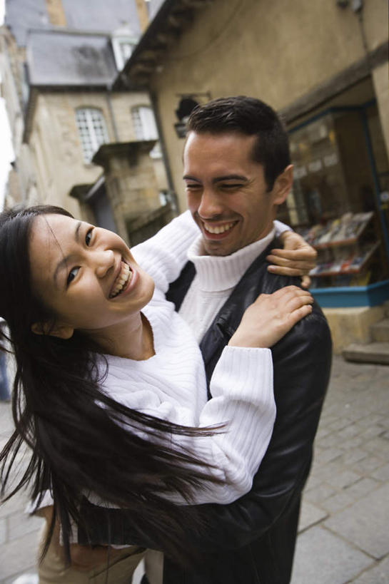 东方人,西方人,两个人,家,站,抱,笑,微笑,露齿笑,竖图,室外,白天,侧面,爱情,道路,路,公路,欧洲,欧洲人,亚洲,服装,房屋,屋子,交通,浪漫,注视,休闲装,黄种人,楼房,住宅,衣服,观察,看,站着,休闲,温暖,温馨,休闲服,恩爱,恋人,服饰,抱着,观看,和睦,察看,搂着,关注,男人,男性,年轻男性,年轻女性,女人,女性,白种人,亚洲人,情侣,马路,怀抱,搂,搂抱,相抱,拥抱,站立,半身,彩图,房子,伴侣,融洽