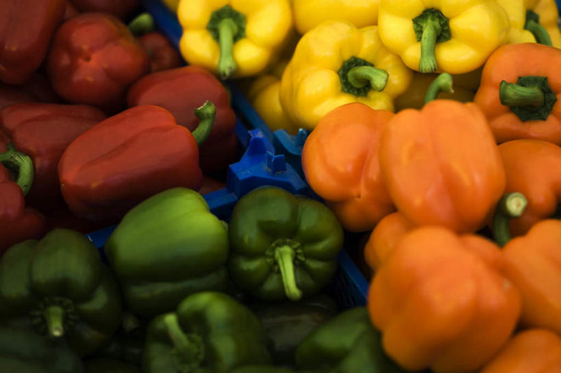 无人,横图,俯视,室内,特写,白天,辣椒,蔬菜,一堆,许多,堆叠,堆积,新鲜,食品,很多,食物,黄色,红色,绿色,橙色,有机食品,绿色食品,堆,彩椒,辣角,红海椒,大椒,辣虎,广椒,甜椒,柿子椒,辣子,海椒,番椒,灯笼椒,彩图,高角度拍摄