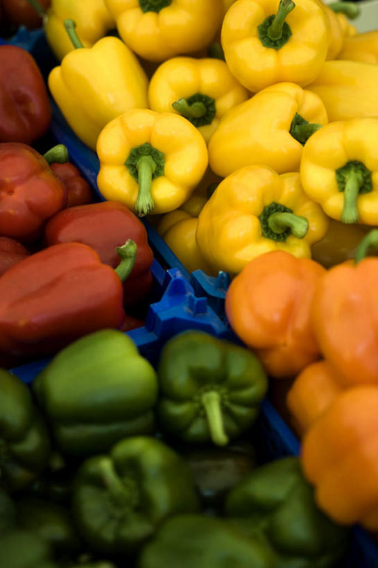 无人,竖图,俯视,室内,特写,白天,辣椒,蔬菜,一堆,许多,堆叠,堆积,新鲜,食品,很多,食物,黄色,红色,绿色,橙色,有机食品,绿色食品,堆,彩椒,辣角,红海椒,大椒,辣虎,广椒,甜椒,柿子椒,辣子,海椒,番椒,灯笼椒,彩图,高角度拍摄