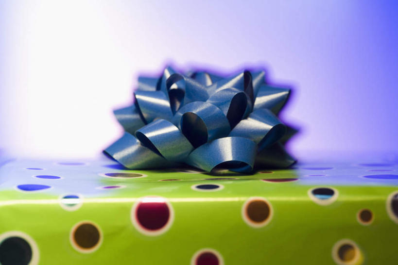 无人,横图,室内,特写,白天,正面,静物,礼盒,礼物,蓝色背景,装饰,包装,包装纸,丝绸,丝带,纸,纸盒,缎带,纸张,绸带,盒子,一个,绿色,包装盒,礼品盒,摄影,礼品,影棚,单个,华丽,修饰,点缀,包装材料,牛皮纸,衬托,美观,雅致,雅观,彩图,影棚拍摄,拍摄