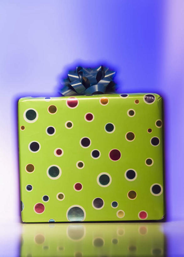 无人,竖图,室内,特写,白天,正面,静物,礼盒,礼物,蓝色背景,装饰,包装,包装纸,丝绸,丝带,纸,纸盒,缎带,纸张,绸带,盒子,一个,绿色,包装盒,礼品盒,摄影,礼品,影棚,单个,华丽,修饰,点缀,包装材料,牛皮纸,衬托,美观,雅致,雅观,彩图,影棚拍摄,拍摄