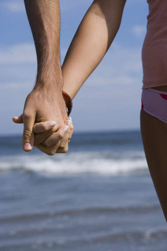 西方人,手,两个人,握手,竖图,室外,特写,白天,正面,泳装,比基尼,爱情,海浪,海洋,欧洲,欧洲人,阴影,光线,影子,浪花,水平线,云,云朵,辽阔,海平线,浪漫,云彩,蓝色,白云,蓝天,天空,阳光,海水,天,广阔,温暖,温馨,手部,恩爱,恋人,晴朗,一望无际,和睦,海景,无边无际,一马平川,男人,男性,年轻男性,年轻女性,女人,女性,白种人,情侣,大海,风浪,海,海水的波动,近岸浪,涌浪,晴空,搀手,拉手,手搀手,手拉手,手牵手,手握手,半身,彩图,三点式,泳衣,伴侣,融洽,水天相接,水天一线