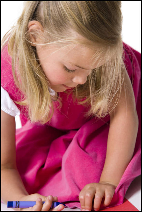 西方人,儿童,一个人,坐,竖图,俯视,室内,白天,白色背景,纯洁,欧洲,欧洲人,仅一个女性,仅一个人,握,服装,笔,蜡笔,办公用品,拿,拿着,注视,休闲装,文具,小孩,衣服,粉色,学习用品,观察,看,仅一个小孩,休闲,休闲服,可爱,童年,童趣,握着,摄影,服饰,影棚,观看,文具用品,察看,关注,童真,烂漫,无邪,天真,女孩,女人,女性,白种人,孩子,画画,坐着,半身,彩图,高角度拍摄,影棚拍摄,拍摄,女生