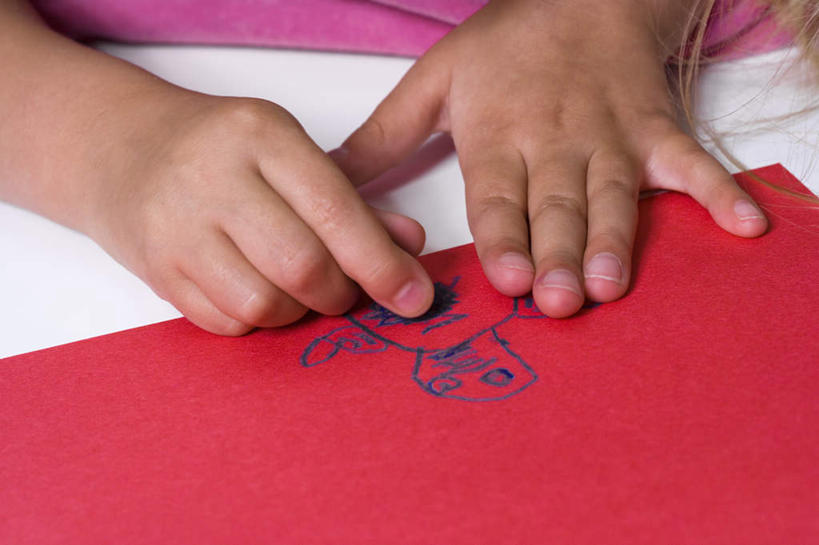 西方人,儿童,手,一个人,横图,俯视,室内,特写,白天,裙子,纯洁,欧洲,欧洲人,双手,仅一个女性,仅一个人,握,连衣裙,服装,笔,蜡笔,纸,办公用品,纸张,拿,拿着,文具,小孩,衣服,粉色,学习用品,仅一个小孩,手部,可爱,童年,童趣,握着,服饰,文具用品,衣着,穿着,童真,烂漫,无邪,衣饰,天真,女孩,女人,女性,白种人,孩子,画纸,画画,半身,彩图,高角度拍摄,铅画纸,素描纸,女生