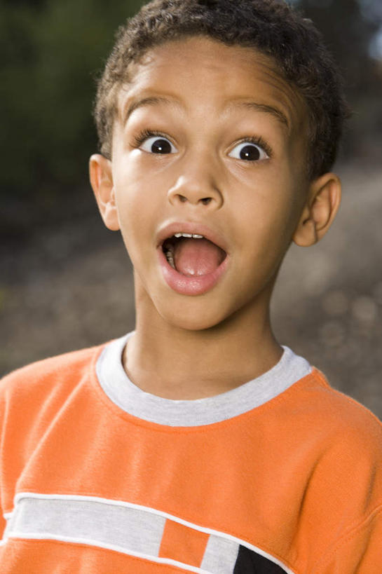 西方人,儿童,脸,头,脸颊,脖子,一个人,站,竖图,室内,特写,白天,正面,纯洁,欧洲,非洲,黑人,欧洲人,仅一个男性,仅一个人,服装,朦胧,模糊,注视,休闲装,肩膀,小孩,衣服,观察,看,站着,张嘴,仅一个小孩,休闲,休闲服,橙色,可爱,童年,童趣,服饰,观看,察看,关注,张大嘴巴,童真,烂漫,无邪,天真,男孩,男人,男性,非洲人,孩子,头部,脖,颈,颈部,脸部,脸蛋,面部,张开嘴,站立,半身,彩图,男生