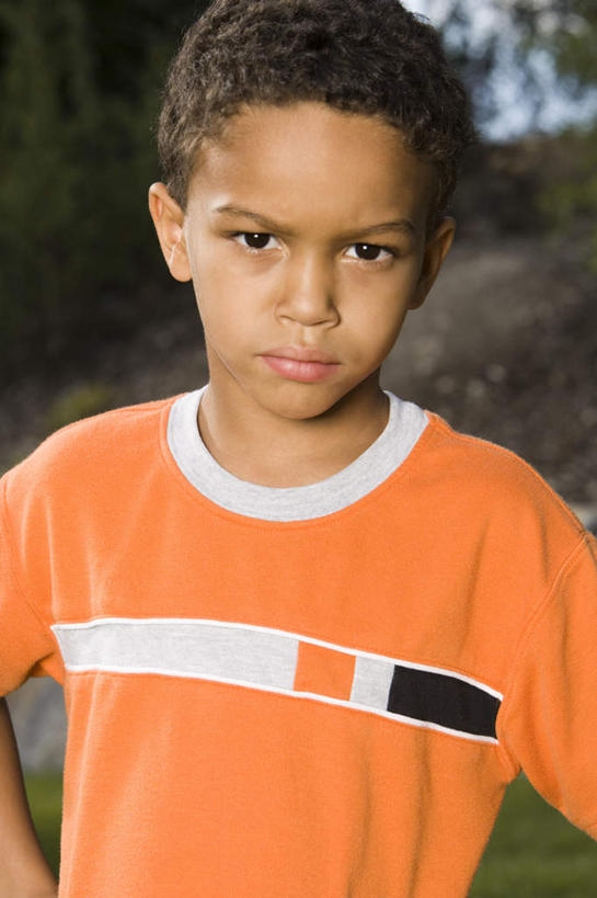 西方人,儿童,脸,头,脸颊,脖子,一个人,站,竖图,室内,特写,白天,正面,纯洁,植物,欧洲,非洲,黑人,欧洲人,仅一个男性,仅一个人,服装,生气,朦胧,模糊,注视,休闲装,肩膀,树,树木,小孩,衣服,绿色,自然,观察,看,站着,仅一个小孩,休闲,休闲服,橙色,可爱,童年,童趣,愤怒,服饰,生长,成长,观看,恼怒,察看,愤慨,怒气,气愤,发怒,关注,怒火,情绪,脾气,童真,烂漫,无邪,忿怒,怨恨,强烈,气忿,愤恨,肝火,激动,天真,男孩,男人,男性,非洲人,孩子,头部,脖,颈,颈部,脸部,脸蛋,面部,站立,半身,彩图,男生