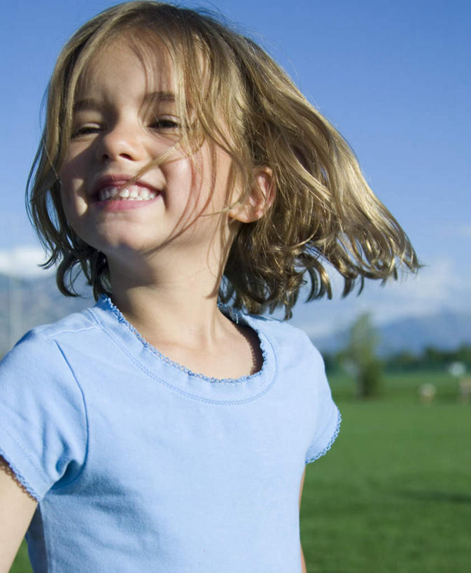 西方人,儿童,一个人,站,笑,微笑,露齿笑,竖图,室外,白天,正面,纯洁,草地,草坪,植物,欧洲,欧洲人,仅一个女性,仅一个人,阴影,服装,朦胧,模糊,光线,影子,云,云朵,云彩,注视,休闲装,草,小孩,衣服,蓝色,绿色,白云,蓝天,天空,阳光,天,观察,看,站着,仅一个小孩,休闲,休闲服,可爱,童年,童趣,服饰,晴朗,观看,察看,关注,童真,烂漫,无邪,天真,女孩,女人,女性,白种人,孩子,晴空,站立,半身,彩图,女生