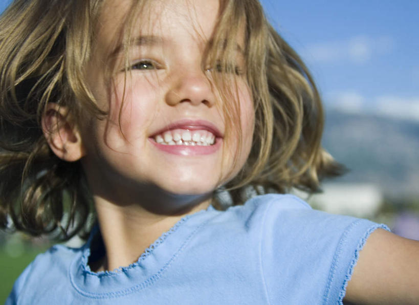 西方人,儿童,脸,头,脸颊,头发,一个人,笑,微笑,露齿笑,横图,室外,特写,白天,正面,纯洁,草地,草坪,植物,欧洲,欧洲人,仅一个女性,仅一个人,阴影,服装,朦胧,模糊,光线,影子,云,云朵,云彩,注视,休闲装,草,小孩,衣服,黄色,蓝色,绿色,白云,蓝天,天空,阳光,天,观察,看,仅一个小孩,休闲,休闲服,可爱,童年,童趣,服饰,晴朗,观看,察看,关注,童真,烂漫,无邪,天真,女孩,女人,女性,白种人,孩子,头部,卷发,脸部,脸蛋,面部,晴空,半身,彩图,女生