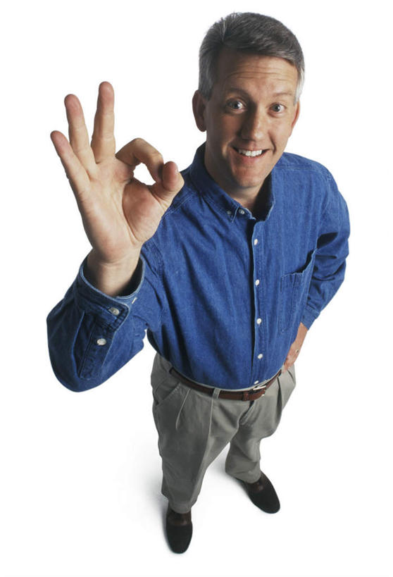 西方人,一个人,站,举,笑,微笑,露齿笑,竖图,俯视,室内,白天,白色背景,衬衫,满意,胜利,欧洲,欧洲人,仅一个男性,仅一个人,仅一个中年男性,服装,注视,腰带,衣服,蓝色,观察,看,手势,托,站着,同意,ok手势,摄影,服饰,影棚,观看,皮带,察看,衣着,穿着,关注,配饰,裤带,衣饰,男人,男性,中年男性,白种人,举起,举手,举着,抬头,向上举,向上伸,向上托,仰头,站立,彩图,高角度拍摄,全身,影棚拍摄,衬衣,拍摄,同意手势