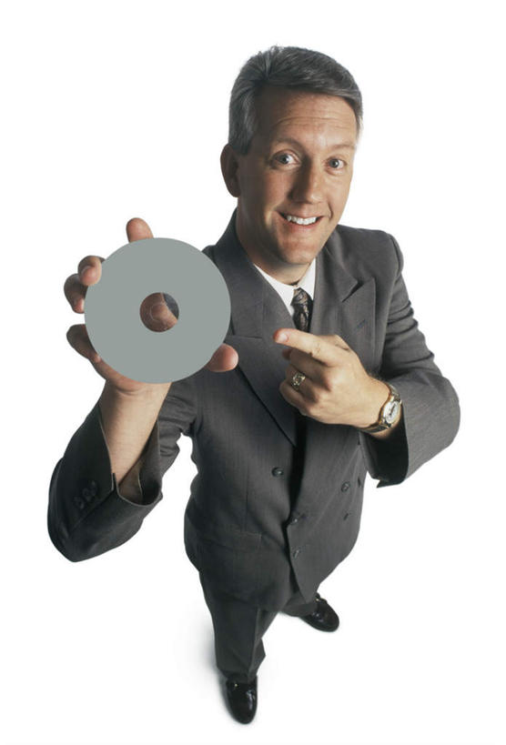 西方人,一个人,商务人士,商务男性,站,举,笑,微笑,露齿笑,竖图,俯视,室内,白天,白色背景,衬衫,数据,欧洲,欧洲人,仅一个男性,仅一个人,仅一个中年男性,握,指,套装,时间,信息,光盘,时钟,手表,光碟,领带,拿,计时,拿着,注视,指点,存储介质,一个,钟表,观察,看,托,站着,表,握着,摄影,影棚,单个,观看,碟片,腕表,存储,察看,指向,象征,庄重,关注,商务装,身份,工薪阶层,正式,地位,男人,男性,中年男性,白种人,白领,上班族,钟,举起,举手,举着,向上举,向上伸,向上托,站立,彩图,高角度拍摄,全身,影棚拍摄,衬衣,拍摄