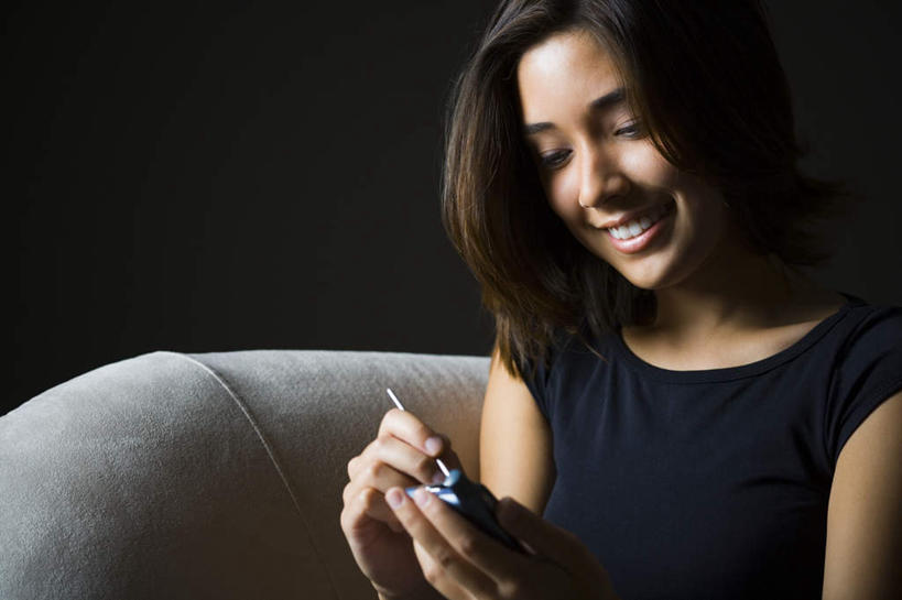 东方人,一个人,坐,笑,打电话,微笑,露齿笑,横图,室内,白天,正面,沙发,电话,手机,亚洲,仅一个年轻女性,仅一个女性,仅一个人,握,黑色背景,服装,拿,拿着,注视,休闲装,黄种人,通讯设备,衣服,黑色,观察,看,休闲,休闲服,握着,摄影,服饰,影棚,观看,察看,关注,布艺沙发,交流,年轻女性,女人,女性,亚洲人,沟通,通话,坐着,半身,彩图,影棚拍摄,拍摄