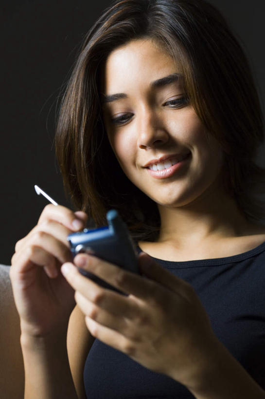 东方人,脸,头,脸颊,手,头发,一个人,坐,笑,打电话,微笑,露齿笑,竖图,室内,特写,白天,正面,沙发,电话,手机,亚洲,双手,仅一个年轻女性,仅一个女性,仅一个人,握,黑色背景,服装,棕色,拿,拿着,注视,休闲装,黄种人,通讯设备,衣服,黑色,观察,看,休闲,手部,休闲服,握着,摄影,服饰,影棚,观看,察看,关注,布艺沙发,交流,年轻女性,女人,女性,亚洲人,头部,长发,脸部,脸蛋,面部,沟通,通话,坐着,半身,彩图,影棚拍摄,拍摄